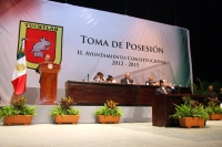 Domingo 30 de septiembre el 2012. Tuxtla Gutiérrez, Chiapas. El error de ortografía en la leyenda que adorna la toma de protesta de la nueva administración municipal, marca el inicio de Samuel Toledo como alcalde de Tuxtla Gutiérrez.