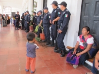 Foto/Miradasur. Martes 1 de abril del 2014. San Cristóbal de Las Casas, Chis. El subsecretario de gobierno Mariano Díaz Ochoa, el síndico municipal y dos regidores del Ayuntamiento coleto, fueron encerrados en la sala del cabildo de San Cristóbal por habi
