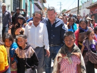 Foto/Miradasur. Martes 1 de abril del 2014. San Cristóbal de Las Casas, Chis. El subsecretario de gobierno Mariano Díaz Ochoa, el síndico municipal y dos regidores del Ayuntamiento coleto, fueron encerrados en la sala del cabildo de San Cristóbal por habi