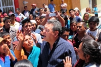 Foto/Miradasur. Martes 1 de abril del 2014. San Cristóbal de Las Casas, Chis. El subsecretario de gobierno Mariano Díaz Ochoa, el síndico municipal y dos regidores del Ayuntamiento coleto, fueron encerrados en la sala del cabildo de San Cristóbal por habi