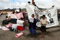 San Cristóbal de Las Casas, Chis. 20 de Noviembre. Miembros de la Organización Proletaria Emiliano Zapata (OPEZ) Histórica y del Frente Campesino Popular, iniciaron una huelga de hambre en la Plaza Catedral de San Cristóbal de Las Casas, para demandar la 