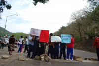 Lupis / Habitantes de San Fernando se manifiestan en las entradas de esta localidad para exigir que les sean devueltas 14 hectáreas de los terrenos de la Secundaria Técnica 53, las cuales, según los padres de familia, Elías Vázquez Toache se a acreditado 