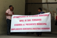 Jueves 2 de junio. Habitantes de la colonia Monterrey de San Fernando se manifiestan esta mañana en las entradas del edificio del gobierno del estado para exigir que sean cumplidas las demandas sociales y las obras que el ayuntamiento no ha realizado en e