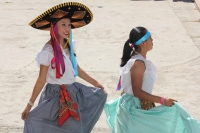 Miércoles 1 de febrero del 2017. San Fernando, Chiapas. La danza de Las Candelarias. Las mujeres y jóvenes de la comunidad visten el traje tradicional Zoque acompañado de un sombrero charro para bailar en las fiestas patronales de la virgen de la Candelar Miércoles 1 de febrero del 2017. San Fernando, Chiapas. La danza de Las Candelarias. Las mujeres y jóvenes de la comunidad visten el traje tradicional Zoque acompañado de un sombrero charro para bailar en las fiestas patronales de la virgen de la Candelar