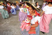 Miércoles 1 de febrero del 2017. San Fernando, Chiapas. La danza de Las Candelarias. Las mujeres y jóvenes de la comunidad visten el traje tradicional Zoque acompañado de un sombrero charro para bailar en las fiestas patronales de la virgen de la Candelar