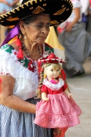 Miércoles 1 de febrero del 2017. San Fernando, Chiapas. La danza de Las Candelarias. Las mujeres y jóvenes de la comunidad visten el traje tradicional Zoque acompañado de un sombrero charro para bailar en las fiestas patronales de la virgen de la Candelar