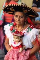 Miércoles 1 de febrero del 2017. San Fernando, Chiapas. La danza de Las Candelarias. Las mujeres y jóvenes de la comunidad visten el traje tradicional Zoque acompañado de un sombrero charro para bailar en las fiestas patronales de la virgen de la Candelar