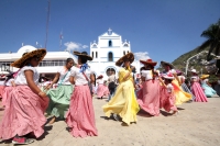 Miércoles 1 de febrero del 2017. San Fernando, Chiapas. La danza de Las Candelarias. Las mujeres y jóvenes de la comunidad visten el traje tradicional Zoque acompañado de un sombrero charro para bailar en las fiestas patronales de la virgen de la Candelar