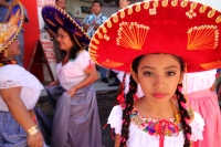 Miércoles 1 de febrero del 2017. San Fernando, Chiapas. La danza de Las Candelarias. Las mujeres y jóvenes de la comunidad visten el traje tradicional Zoque acompañado de un sombrero charro para bailar en las fiestas patronales de la virgen de la Candelar