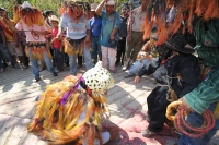 Lunes 7 de marzo. Los Danzantes del Carnaval Zoque en la comunidad San Fernando interpretan la lucha entre los personajes conocidos como El Monito y El Tigre. Esta localidad se ubica a 20 minutos sobre la carretera de Tuxtla Gutiérrez hacia la zona  de Lo