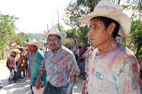 Lunes 7 de marzo. Los Danzantes del Carnaval Zoque en la comunidad San Fernando interpretan la lucha entre los personajes conocidos como El Monito y El Tigre. Esta localidad se ubica a 20 minutos sobre la carretera de Tuxtla Gutiérrez hacia la zona  de Lo