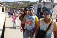 Lunes 7 de marzo. Los Danzantes del Carnaval Zoque en la comunidad San Fernando interpretan la lucha entre los personajes conocidos como El Monito y El Tigre. Esta localidad se ubica a 20 minutos sobre la carretera de Tuxtla Gutiérrez hacia la zona de Lo Lunes 7 de marzo. Los Danzantes del Carnaval Zoque en la comunidad San Fernando interpretan la lucha entre los personajes conocidos como El Monito y El Tigre. Esta localidad se ubica a 20 minutos sobre la carretera de Tuxtla Gutiérrez hacia la zona de Lo