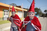 Lunes 7 de marzo. Los Danzantes del Carnaval Zoque en la comunidad San Fernando interpretan la lucha entre los personajes conocidos como El Monito y El Tigre. Esta localidad se ubica a 20 minutos sobre la carretera de Tuxtla Gutiérrez hacia la zona  de Lo