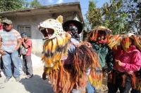 Lunes 7 de marzo. Los Danzantes del Carnaval Zoque en la comunidad San Fernando interpretan la lucha entre los personajes conocidos como El Monito y El Tigre. Esta localidad se ubica a 20 minutos sobre la carretera de Tuxtla Gutiérrez hacia la zona  de Lo