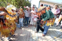 Lunes 7 de marzo. Los Danzantes del Carnaval Zoque en la comunidad San Fernando interpretan la lucha entre los personajes conocidos como El Monito y El Tigre. Esta localidad se ubica a 20 minutos sobre la carretera de Tuxtla Gutiérrez hacia la zona de Lo Lunes 7 de marzo. Los Danzantes del Carnaval Zoque en la comunidad San Fernando interpretan la lucha entre los personajes conocidos como El Monito y El Tigre. Esta localidad se ubica a 20 minutos sobre la carretera de Tuxtla Gutiérrez hacia la zona de Lo