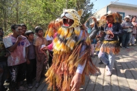 Lunes 7 de marzo. Los Danzantes del Carnaval Zoque en la comunidad San Fernando interpretan la lucha entre los personajes conocidos como El Monito y El Tigre. Esta localidad se ubica a 20 minutos sobre la carretera de Tuxtla Gutiérrez hacia la zona  de Lo