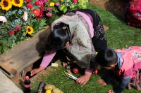 20231101. Zinacantan. Las comunidades de Los Altos de Chiapas celebran con ofrendas de frutas y flores en los panteones durante las fiestas del Día de Muertos
