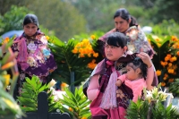 20231101. Zinacantan. Las comunidades de Los Altos de Chiapas celebran con ofrendas de frutas y flores en los panteones durante las fiestas del Día de Muertos