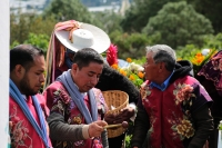 20231101. Zinacantan. Las comunidades de Los Altos de Chiapas celebran con ofrendas de frutas y flores en los panteones durante las fiestas del Día de Muertos