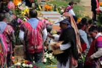 20231101. Zinacantan. Las comunidades de Los Altos de Chiapas celebran con ofrendas de frutas y flores en los panteones durante las fiestas del Día de Muertos