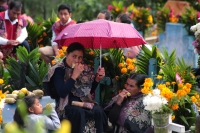 20231101. Zinacantan. Las comunidades de Los Altos de Chiapas celebran con ofrendas de frutas y flores en los panteones durante las fiestas del Día de Muertos