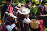 20231101. Zinacantan. Las comunidades de Los Altos de Chiapas celebran con ofrendas de frutas y flores en los panteones durante las fiestas del Día de Muertos