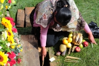 20231101. Zinacantan. Las comunidades de Los Altos de Chiapas celebran con ofrendas de frutas y flores en los panteones durante las fiestas del Día de Muertos