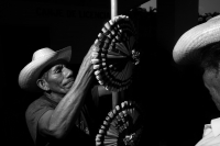 Viernes 25 de abril del 2014. Tuxtla Gutiérrez. La Flor de Mayo es la protagonista de las festividades patronales de San Marcos en la capital del estado de Chiapas, donde La Ensarta y la procesión a la usanza de los indígenas Zoques lleva a punto culminan