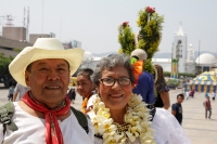 Lunes 25 de abril del 2016. Tuxtla Gutiérrez. Bajo el intenso calor de la depresión central de Chiapas, Monseñor Fabio Martínez Castilla Arzobispo de Tuxtla Gutiérrez, recibe las ofrendas de flores ensartadas en la catedral de San Marcos, donde se celebra