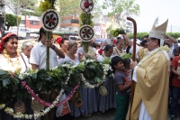 Lunes 25 de abril del 2016. Tuxtla Gutiérrez. Bajo el intenso calor de la depresión central de Chiapas, Monseñor Fabio Martínez Castilla Arzobispo de Tuxtla Gutiérrez, recibe las ofrendas de flores ensartadas en la catedral de San Marcos, donde se celebra