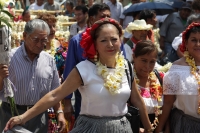 Lunes 25 de abril del 2016. Tuxtla Gutiérrez. Bajo el intenso calor de la depresión central de Chiapas, Monseñor Fabio Martínez Castilla Arzobispo de Tuxtla Gutiérrez, recibe las ofrendas de flores ensartadas en la catedral de San Marcos, donde se celebra