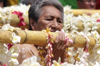 Lunes 25 de abril del 2016. Tuxtla Gutiérrez. Bajo el intenso calor de la depresión central de Chiapas, Monseñor Fabio Martínez Castilla Arzobispo de Tuxtla Gutiérrez, recibe las ofrendas de flores ensartadas en la catedral de San Marcos, donde se celebra