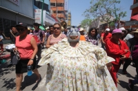 Domingo 17 de mayo del 2015. Tuxtla Gutiérrez. El recorrido del Carretón de San Pascualito dentro del calendario tradicional de los indígenas zoques, quienes acompañan a las replicas del famoso esqueleto con danzas y festejos propios de esta cultura de la