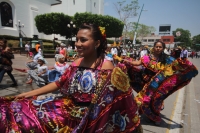 Domingo 17 de mayo del 2015. Tuxtla Gutiérrez. El recorrido del Carretón de San Pascualito dentro del calendario tradicional de los indígenas zoques, quienes acompañan a las replicas del famoso esqueleto con danzas y festejos propios de esta cultura de la