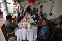 Sábado 5 de enero del 2013. Tuxtla Gutiérrez, Chiapas. La iglesia de San Pascualito ofrece un desayuno a las autoridades zoques después de la ceremonia de la limpia de la imagen del patrón de la comunidad.