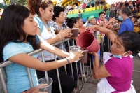 Sábado 20 de agosto del 2016. Tuxtla Gutiérrez. La Jícara de Pozol Más Grande Del Mundo. La llamada “la jícara de pozol más grande del mundo” es elaborada por miembros de la comunidad del Barrio de San Roque y es brindada a los participantes de los festej