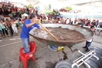 Sábado 20 de agosto del 2016. Tuxtla Gutiérrez. La Jícara de Pozol Más Grande Del Mundo. La llamada “la jícara de pozol más grande del mundo” es elaborada por miembros de la comunidad del Barrio de San Roque y es brindada a los participantes de los festej