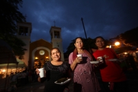 Jueves 16 de agosto del 2012. Tuxtla Gutiérrez, Chiapas. Esta madrugada los habitantes del Barrio de San Roque realizan el recorrido de las imágenes religiosas por las calles y avenidas de esta ciudad como parte de las actividades tradicionales de esta ve