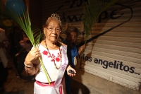 Jueves 16 de agosto del 2012. Tuxtla Gutiérrez, Chiapas. Esta madrugada los habitantes del Barrio de San Roque realizan el recorrido de las imágenes religiosas por las calles y avenidas de esta ciudad como parte de las actividades tradicionales de esta ve