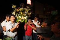 Jueves 16 de agosto del 2012. Tuxtla Gutiérrez, Chiapas. Esta madrugada los habitantes del Barrio de San Roque realizan el recorrido de las imágenes religiosas por las calles y avenidas de esta ciudad como parte de las actividades tradicionales de esta ve