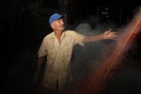 Jueves 16 de agosto del 2012. Tuxtla Gutiérrez, Chiapas. Esta madrugada los habitantes del Barrio de San Roque realizan el recorrido de las imágenes religiosas por las calles y avenidas de esta ciudad como parte de las actividades tradicionales de esta ve