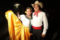 Jueves 16 de agosto del 2012. Tuxtla Gutiérrez, Chiapas. Esta madrugada los habitantes del Barrio de San Roque realizan el recorrido de las imágenes religiosas por las calles y avenidas de esta ciudad como parte de las actividades tradicionales de esta ve