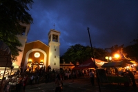 Jueves 16 de agosto del 2012. Tuxtla Gutiérrez, Chiapas. Esta madrugada los habitantes del Barrio de San Roque realizan el recorrido de las imágenes religiosas por las calles y avenidas de esta ciudad como parte de las actividades tradicionales de esta ve