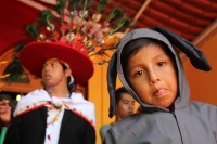 Miércoles 16 de agosto del 2017. Tuxtla Gutiérrez. Los grupos de danzantes tradicionales de la comunidad Zoque celebran los festejos del Santo Patrono del Barrio de San Roque bailando con la música del carrizo y tambor recorriendo las calles de la ciudad 