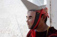 Viernes 5 de abril del 2019. Chiapa de Corzo. La Danza del Caballito o Ñumbañuli. Algunos jóvenes chiapacorceños bailan bajo el sol de mediodÃa vestidos con atavÃos indÃgenas y máscaras de madera y caballitos de petate Viernes 5 de abril del 2019. Chiapa de Corzo. La Danza del Caballito o Ñumbañuli. Algunos jóvenes chiapacorceños bailan bajo el sol de mediodÃa vestidos con atavÃos indÃgenas y máscaras de madera y caballitos de petate