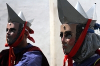 Viernes 5 de abril del 2019. Chiapa de Corzo. La Danza del Caballito o Ñumbañuli.  Algunos jóvenes chiapacorceños bailan bajo el sol de mediodía vestidos con atavíos indígenas y máscaras de madera y caballitos de petate