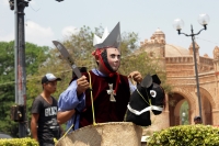 Viernes 5 de abril del 2019. Chiapa de Corzo. La Danza del Caballito o Ñumbañuli.  Algunos jóvenes chiapacorceños bailan bajo el sol de mediodía vestidos con atavíos indígenas y máscaras de madera y caballitos de petate