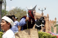 Viernes 5 de abril del 2019. Chiapa de Corzo. La Danza del Caballito o Ñumbañuli.  Algunos jóvenes chiapacorceños bailan bajo el sol de mediodía vestidos con atavíos indígenas y máscaras de madera y caballitos de petate