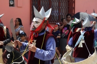 Viernes 5 de abril del 2019. Chiapa de Corzo. La Danza del Caballito o Ñumbañuli.  Algunos jóvenes chiapacorceños bailan bajo el sol de mediodía vestidos con atavíos indígenas y máscaras de madera y caballitos de petate