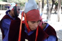 Viernes 5 de abril del 2019. Chiapa de Corzo. La Danza del Caballito o Ñumbañuli.  Algunos jóvenes chiapacorceños bailan bajo el sol de mediodía vestidos con atavíos indígenas y máscaras de madera y caballitos de petate